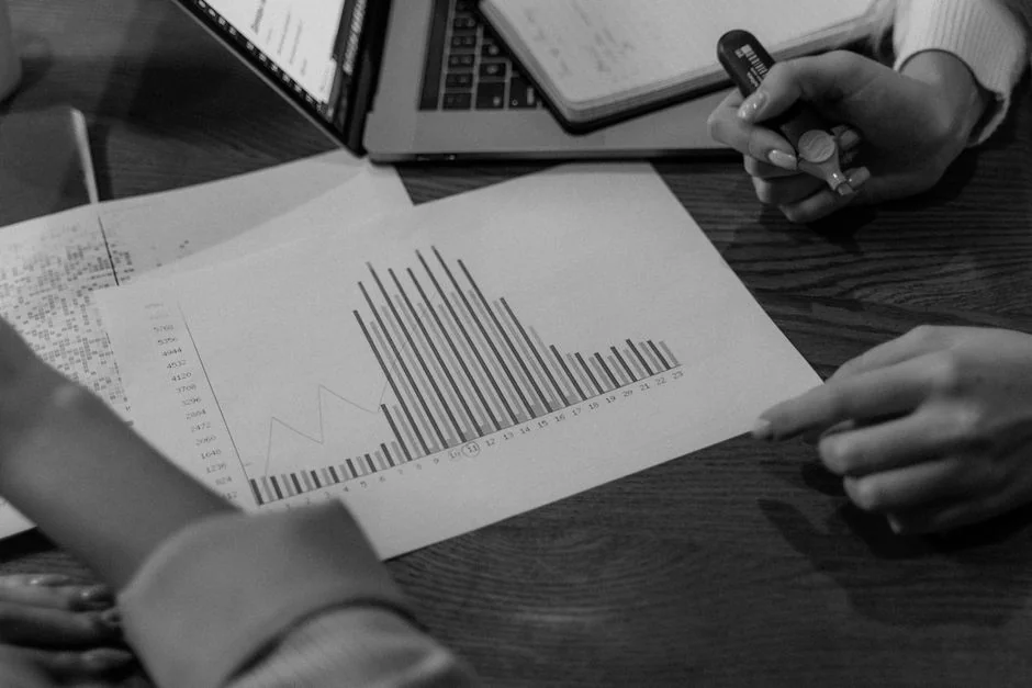 Vue de dessus d'une équipe d'affaires examinant des graphiques et des données sur papier pour la planification stratégique.